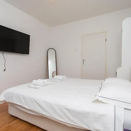 Beus Downtown Apartman *